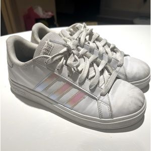 White Adidas tennis shoe/ sneaker